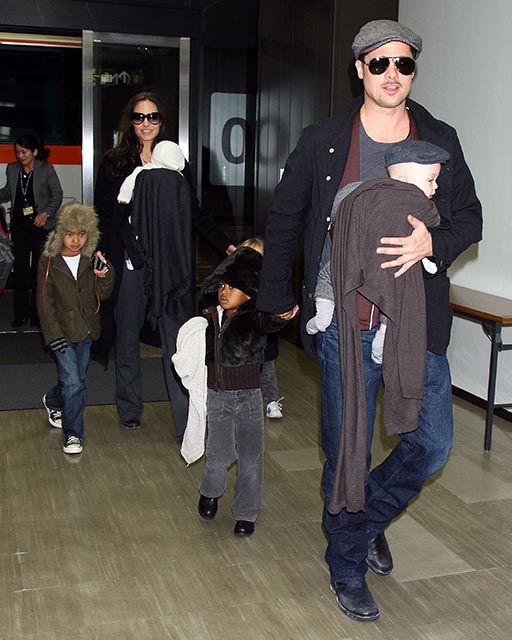 Брэд Питт и Анджелина Джоли едут за новым ребенком в Африку Brad Pitt And Angelina Jolie Arrive In Japan