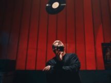 Вперед в прошлое: MONATIK представил клип в духе лихих 90-х