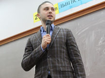 Тарас Тополя 3 години поспіль фотографувався зі студентами
