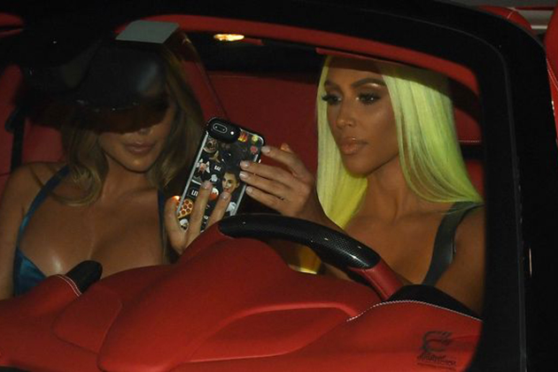 Ким Кардашян теперь с салатовыми волосами 0_PAY-Kim-Kardashian-wears-a-metallic-latex-mini-dress-and-a-yellow-wig-as-she-goes-out-for-dinner-in-Miam (2)